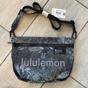 Lululemon Clean lines crossbody bag